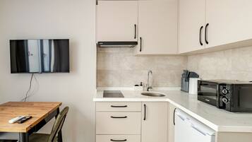 Réfrigérateur, micro-ondes, plaque de cuisson, bouilloire électrique