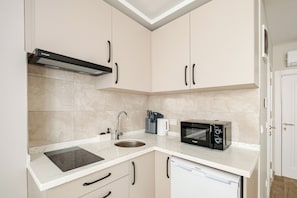 Réfrigérateur, micro-ondes, plaque de cuisson, bouilloire électrique