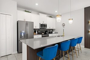 Fridge, microwave, oven, dishwasher - 4BR w/ Mickey & Mario Rooms + Heated Pool (Davenport)