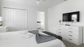 4 habitaciones, tabla de planchar con plancha y acceso a internet 