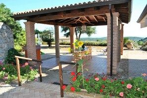 Villa, 4 soverom, terrasse, hageutsikt | Utendørsservering