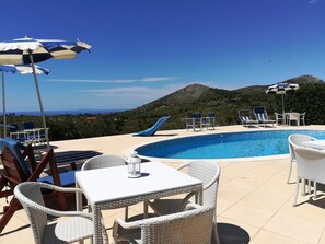 Villa, 4 soverom, terrasse, hageutsikt | Basseng | Utendørsbasseng