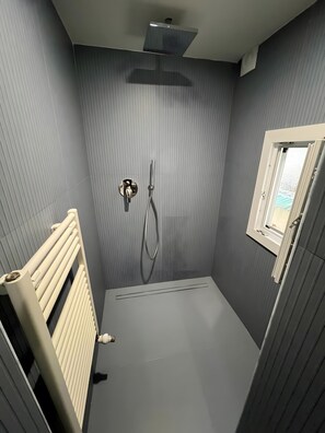 Douche, sèche-cheveux, serviettes fournies