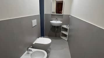 Dusche, Haartrockner, HandtĂŒcher