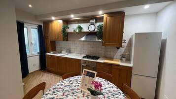 Jääkaappi, uuni, liesi, astianpesukone