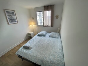 3 habitaciones, tabla de planchar con plancha, wifi y ropa de cama 