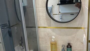 Douche, sĂšche-cheveux, bidet, serviettes fournies
