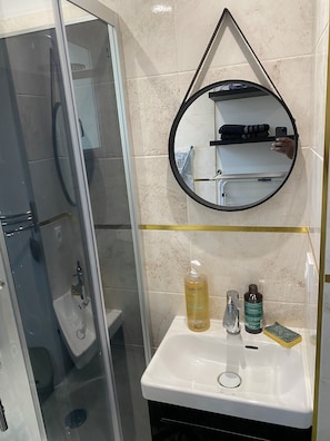 Douche, sèche-cheveux, bidet, serviettes fournies