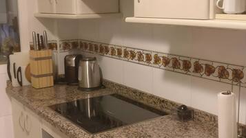 Een koelkast, een magnetron, een vaatwasser