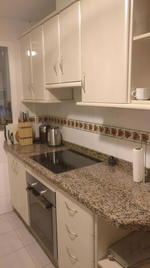 Kühlschrank, Mikrowelle, Geschirrspüler