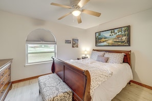 3 bedrooms, iron/ironing board, travel crib, internet