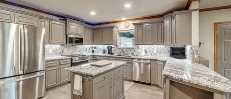 Réfrigérateur, micro-ondes, plaque de cuisson, lave-vaisselle