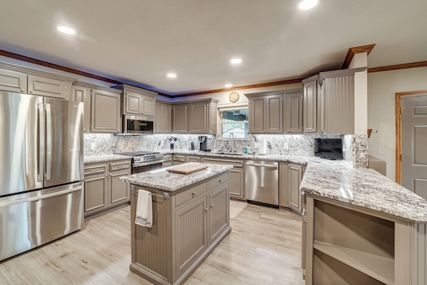 Fridge, microwave, stovetop, dishwasher