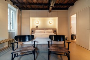 Deluxe Studio Suite, 1 King Bed, Kitchenette | In-room safe, desk, blackout drapes, soundproofing