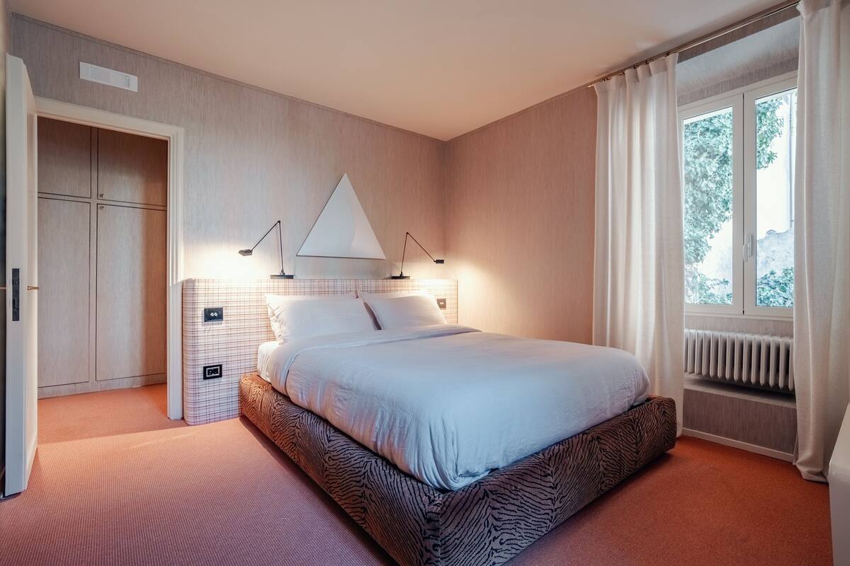 Luxury Townhome, Kitchenette | In-room safe, desk, blackout drapes, soundproofing