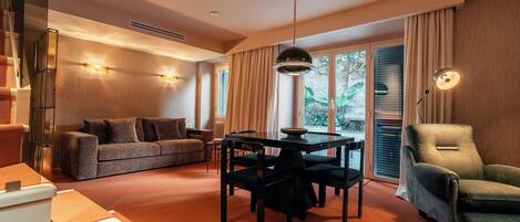 Luxury Suite, Kitchenette | Living area