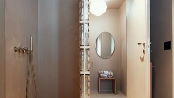 Suite de lujo, cocina básica | Baño | Secador de pelo, toallas, jabón y champú