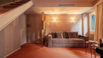 Luxury Suite, Kitchenette | Living area