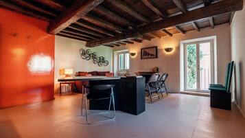 Suite de lujo, cocina básica | Zona de estar