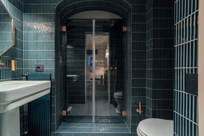 Deluxe Room, 1 King Bed, Kitchenette | Bathroom | Hair dryer, towels, soap, shampoo - House of Allora  (Rome)