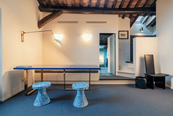 جناح فاخر - بمطبخ مصغر | منطقة المعيشة