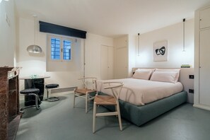 Habitación Deluxe, 1 cama de matrimonio grande, cocina básica | Caja fuerte, escritorio, cortinas opacas y sistema de insonorización