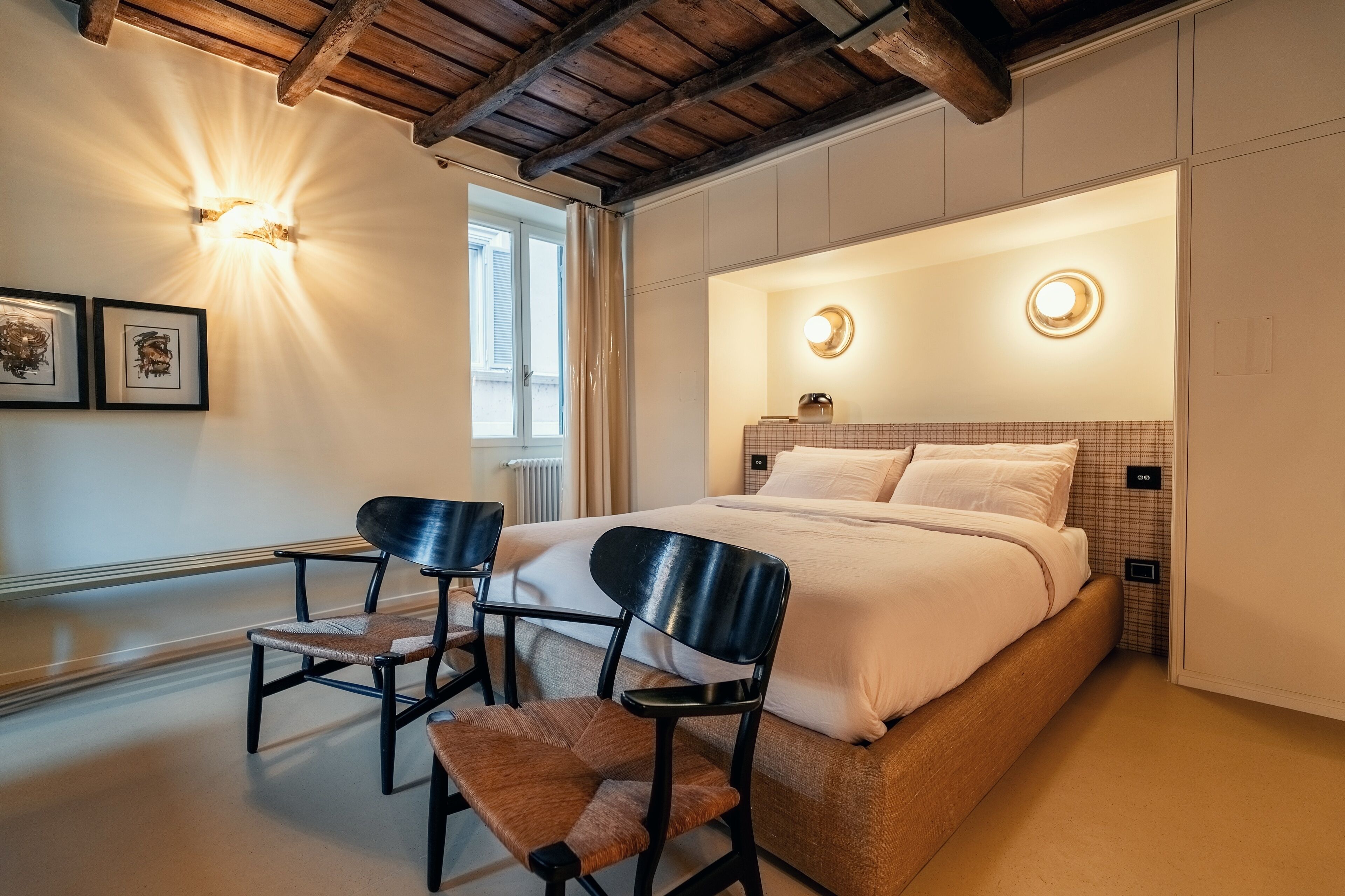 غرفة ديلوكس - سرير ملكي - بمطبخ مصغر | خزنة داخل الغرفة ومكتب وستائر تعتيم وتجهيزات عازلة للصوت