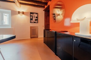 جناح فاخر - بمطبخ مصغر | منطقة المعيشة