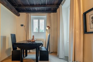 Habitación Deluxe, 1 cama de matrimonio grande, cocina básica | Zona de estar