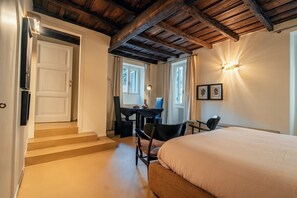 غرفة ديلوكس - سرير ملكي - بمطبخ مصغر | خزنة داخل الغرفة ومكتب وستائر تعتيم وتجهيزات عازلة للصوت