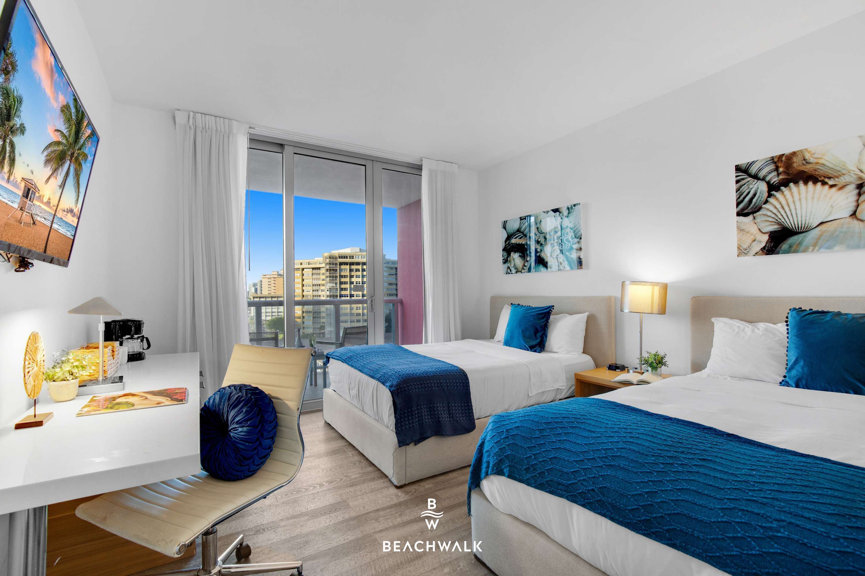 Tabla de planchar con plancha, cuna de viaje, wifi y ropa de cama