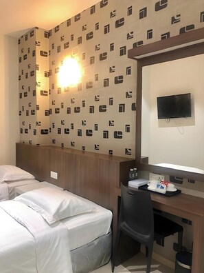 Deluxe Twin Room | Iron/ironing board, free WiFi