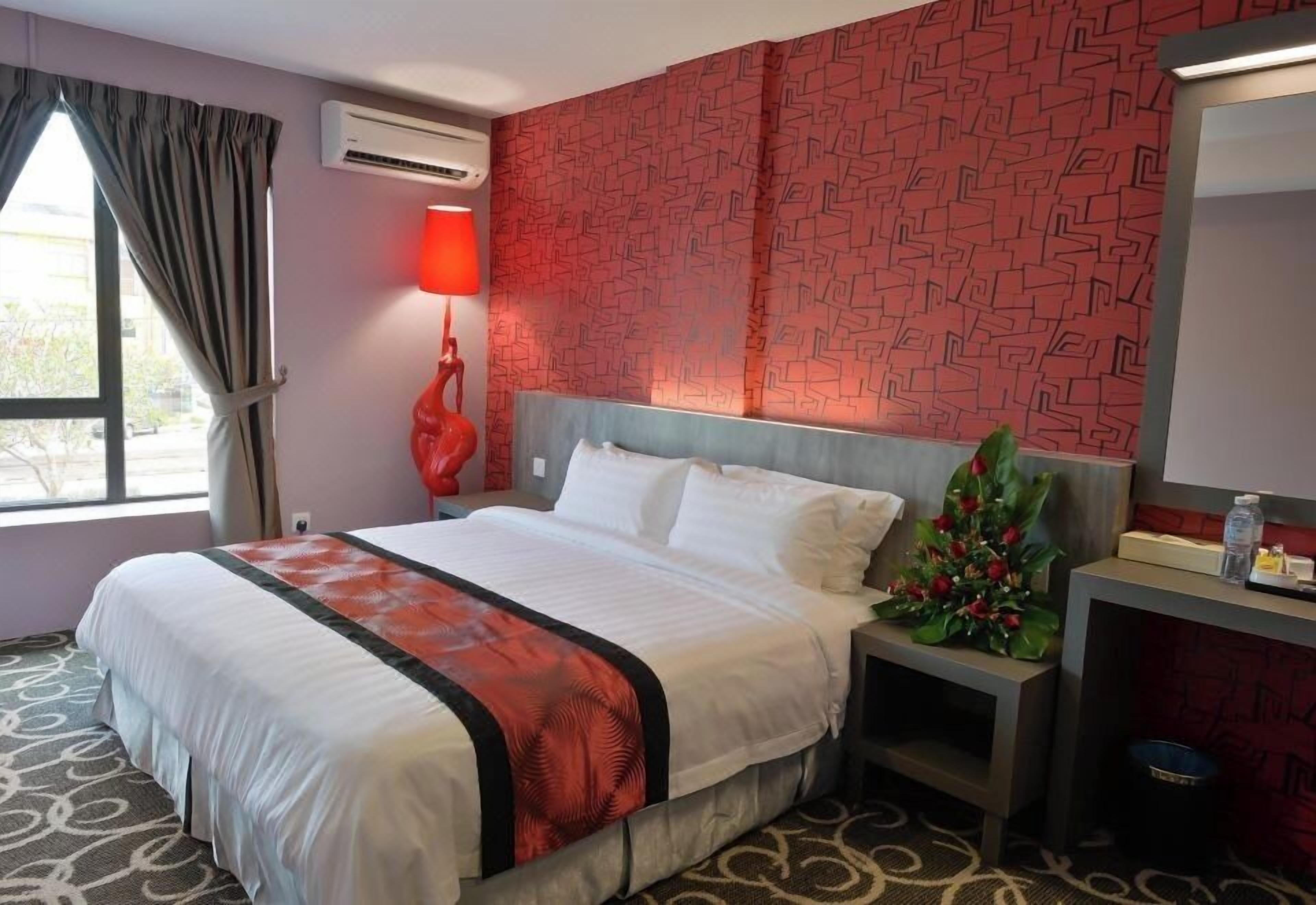 Deluxe Double Room | Iron/ironing board, free WiFi