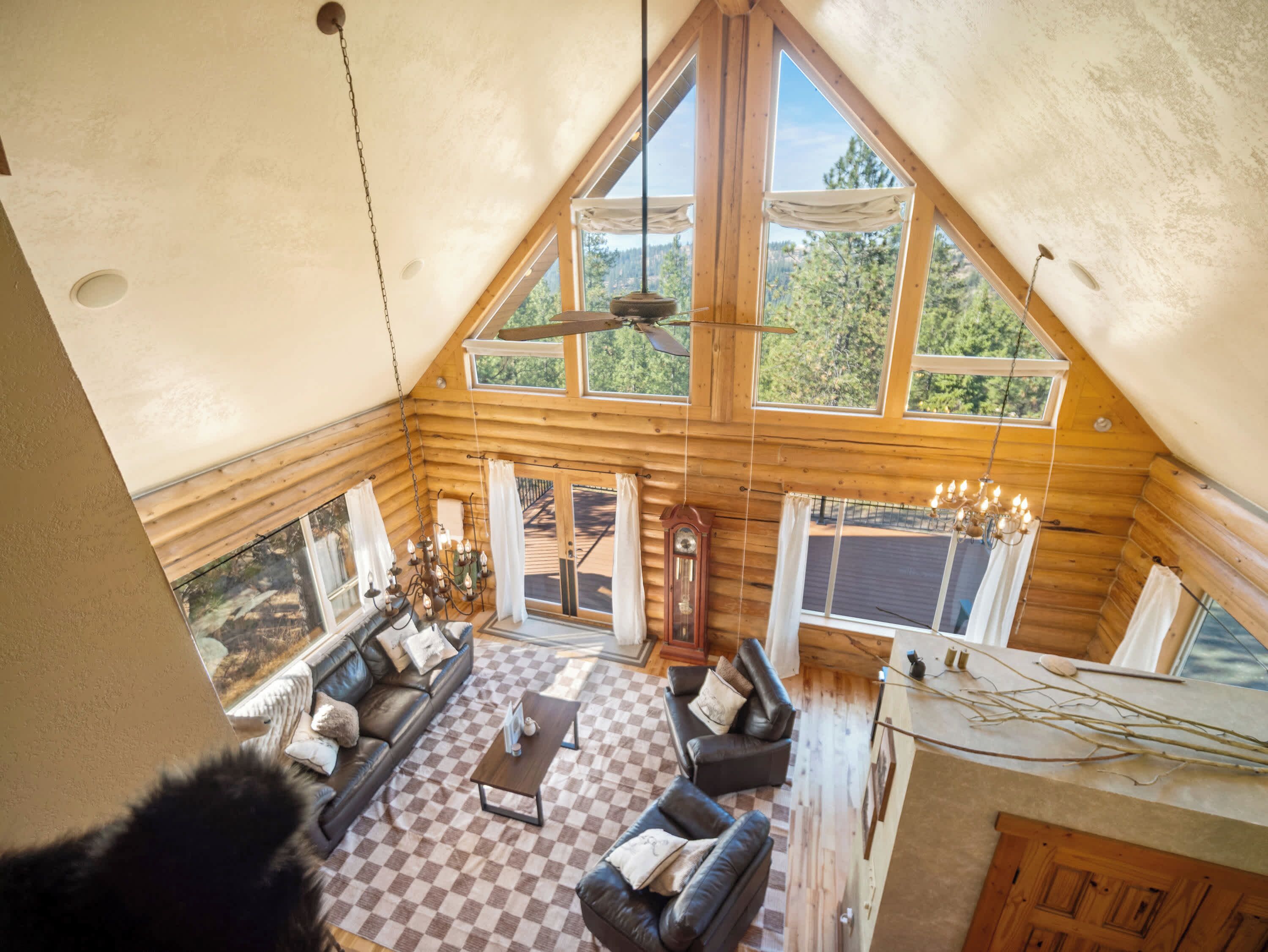 Televisión y chimenea 