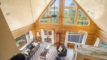 Televisión y chimenea