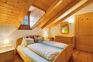 1 bedroom, WiFi, bed sheets - Apartment 'Plazores Dai Nüsc' with Mountain View, Shared Terrace and Wi-Fi (St. Vigil)