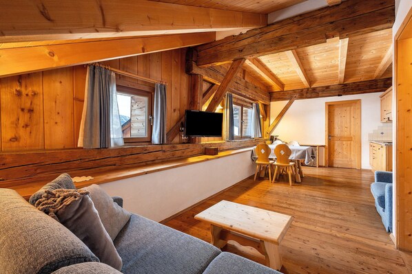 TV - Apartment 'Plazores Dai Nüsc' with Mountain View, Shared Terrace and Wi-Fi (St. Vigil)