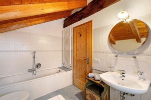 Douche, sèche-cheveux, serviettes fournies