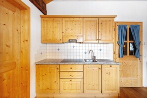 Fridge, oven, stovetop, dishwasher - Apartment 'Plazores Dai Nüsc' with Mountain View, Shared Terrace and Wi-Fi (St. Vigil)