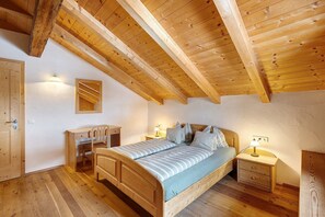 2 bedrooms, WiFi, bed sheets - Apartment 'Plazores Dai Sü' with Mountain View, Shared Terrace and Wi-Fi (St. Vigil)