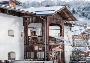 A wooden building with a balcony, a sign, and a window. - Apartment 'Plazores Dai Sü' with Mountain View, Shared Terrace and Wi-Fi (St. Vigil)