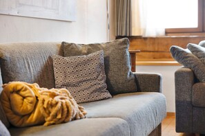 TV - Apartment 'Plazores Dai Sü' with Mountain View, Shared Terrace and Wi-Fi (St. Vigil)