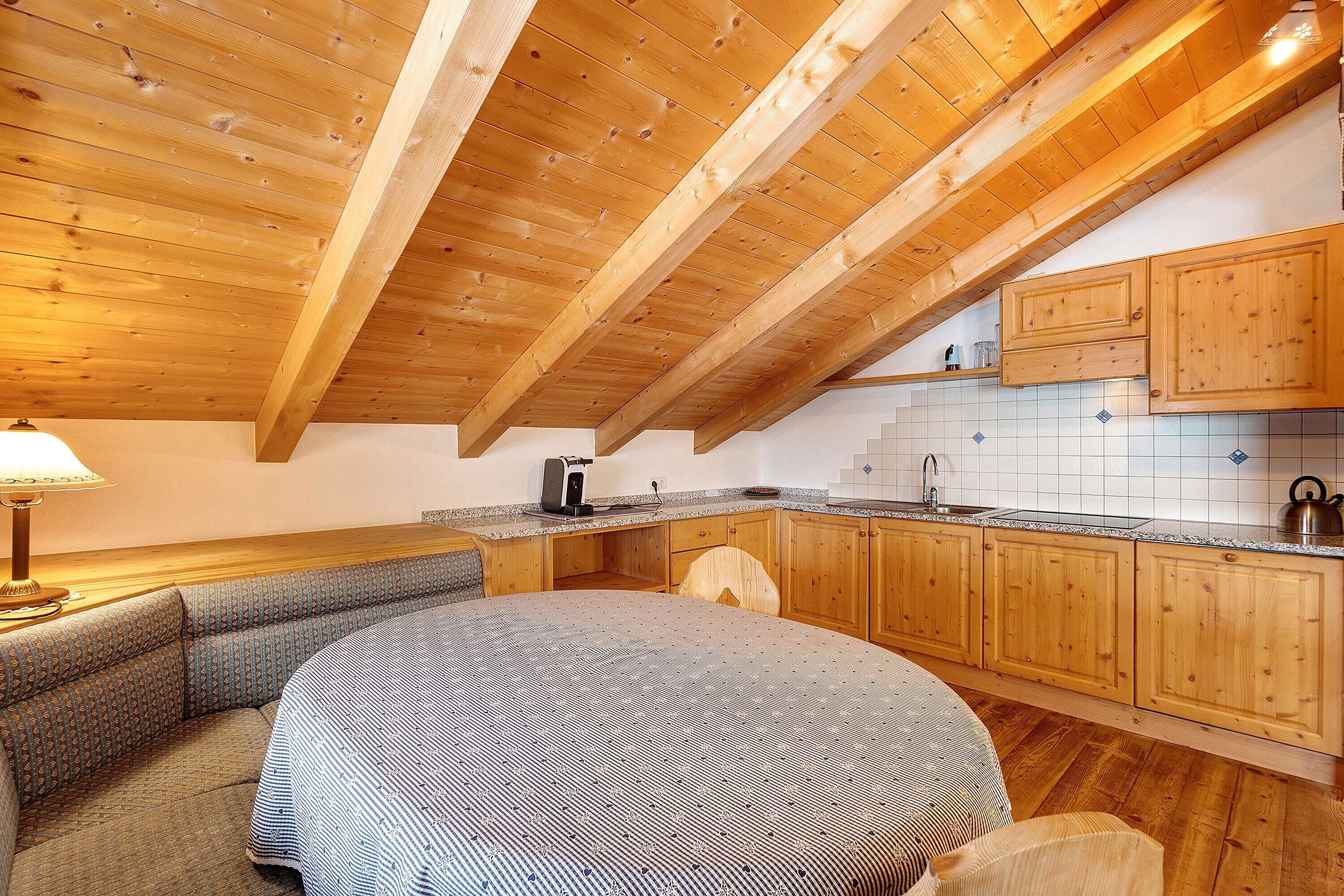 Eine Küche mit Holzausstattung, einer Arbeitsplatte und einem Spülbecken.