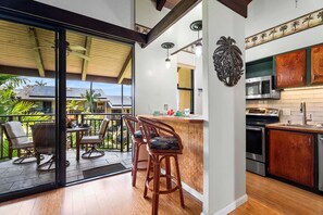 Private kitchen - Ocean View Top Floor Concierge Included! (Kailua-Kona)