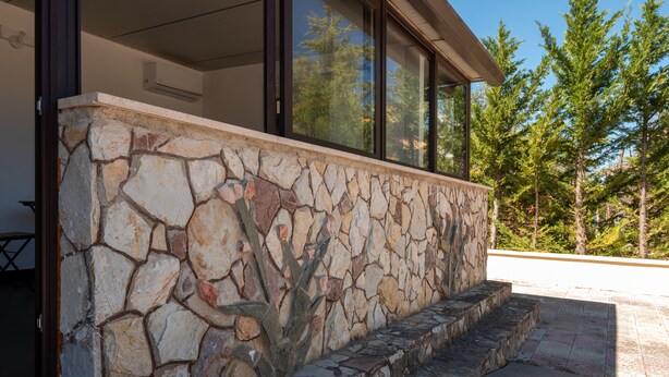 A stone exterior wall with a stone staircase leading to a door. - Room 'Altavilla 3' with Shared Garden and Air Conditioning (Altavilla Milicia)
