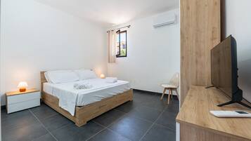 1 bedroom, bed sheets