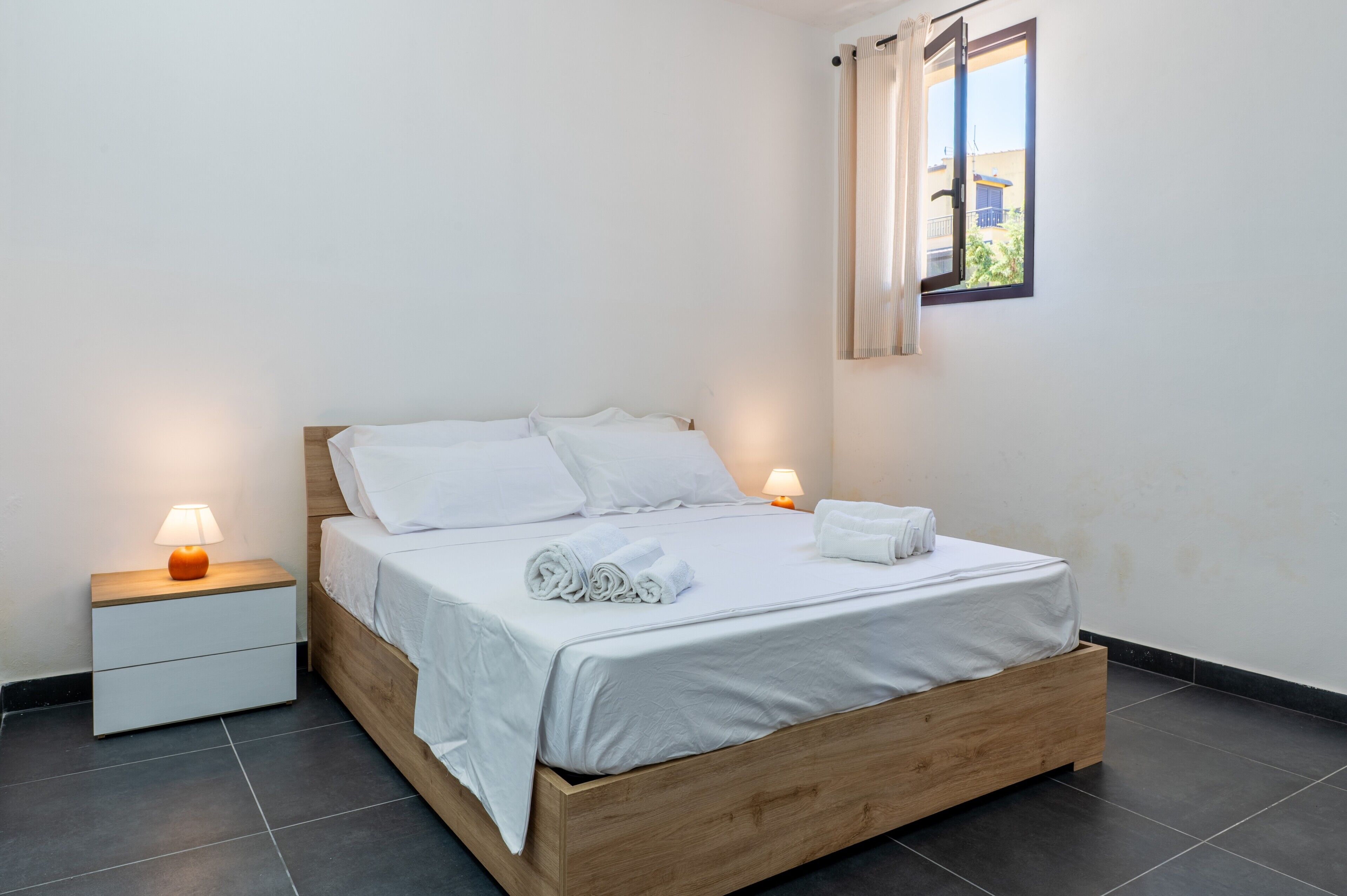 1 bedroom, bed sheets
