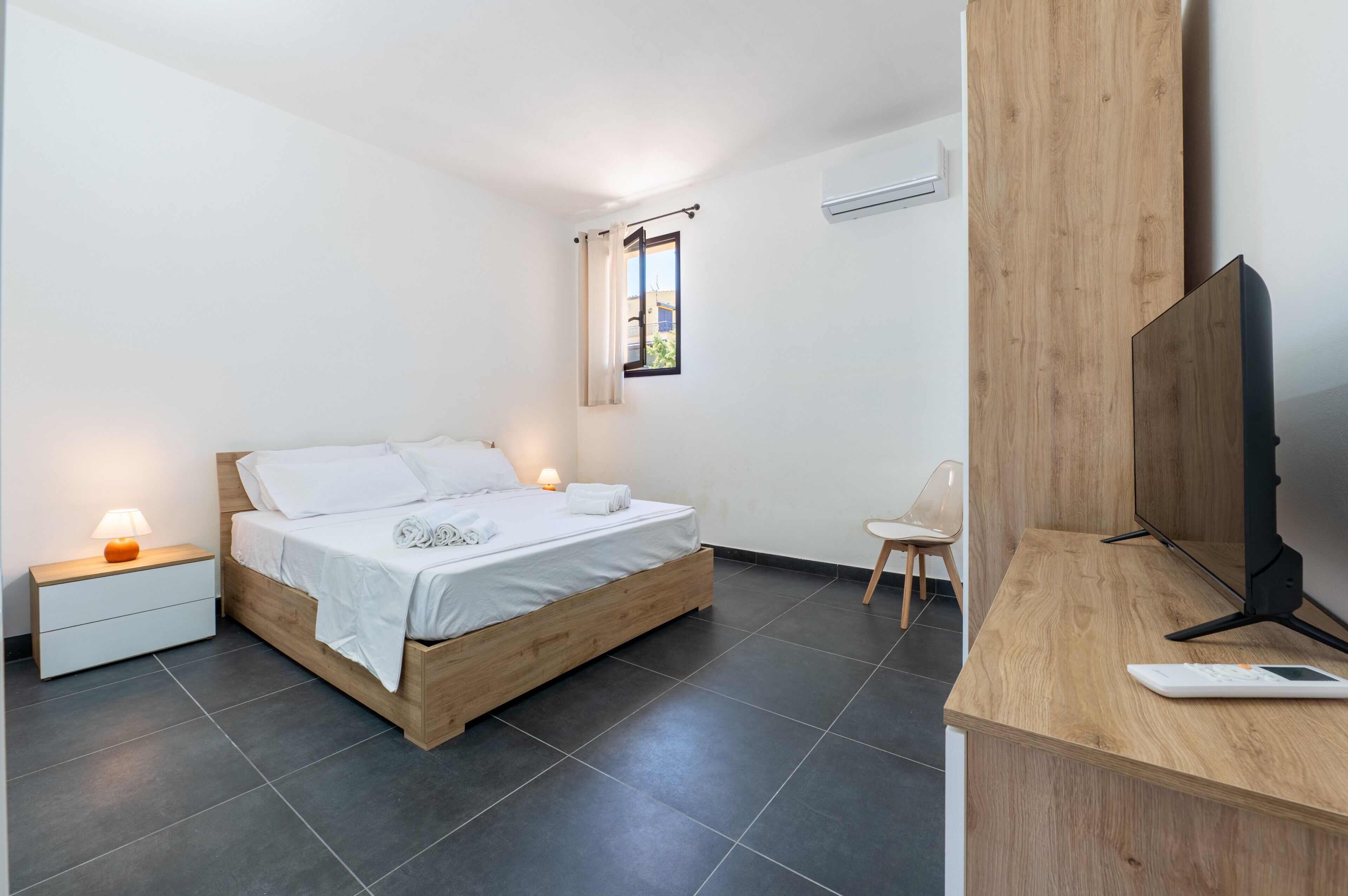 1 bedroom, bed sheets