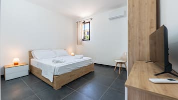 1 bedroom, bed sheets