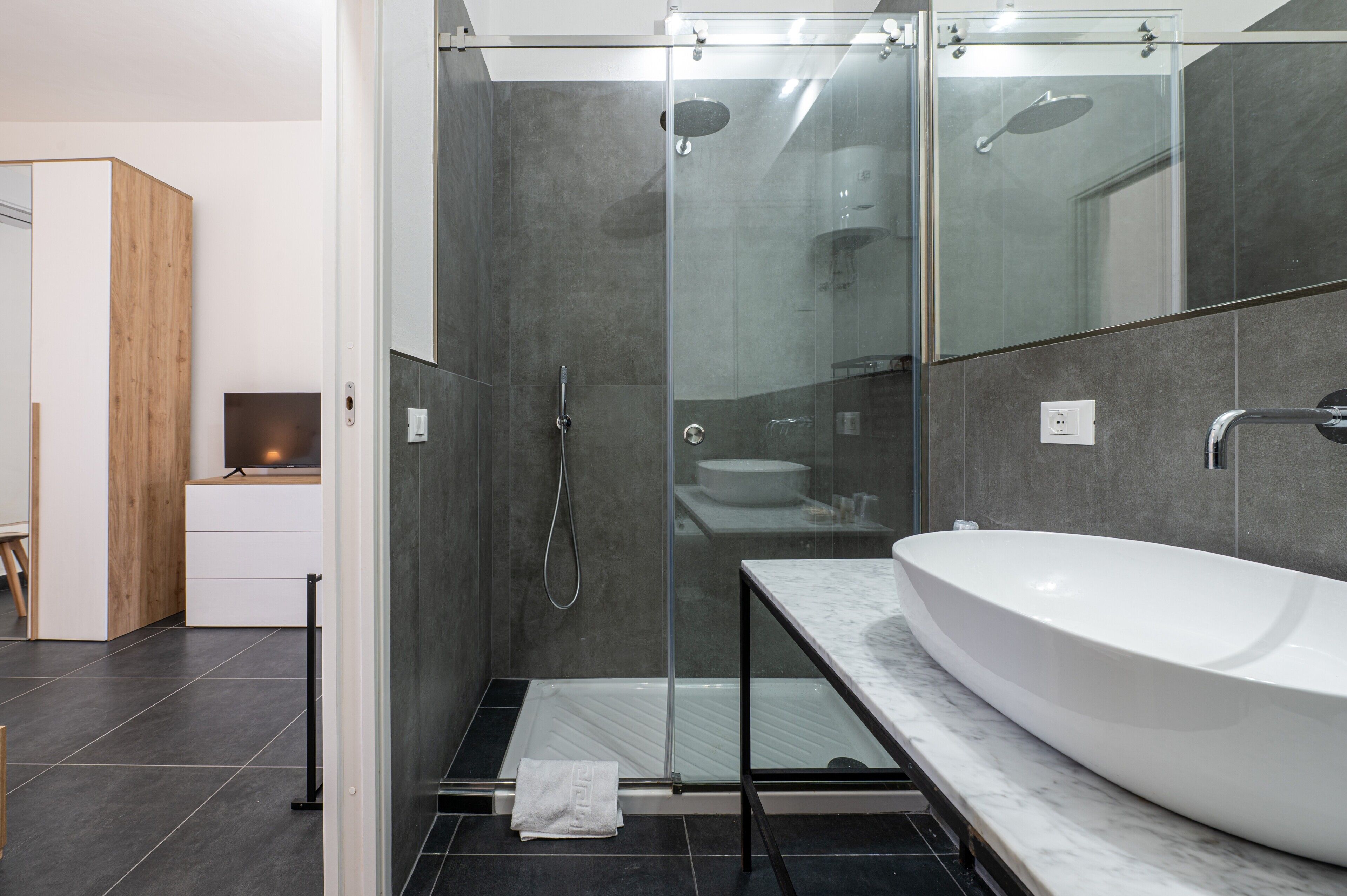 Een douche, handdoeken